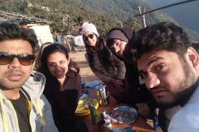 Trekking fácil no nagtibba saindo de pantwari com camping, fogueira e nascer do sol no cume. ideal para iniciantes que querem uma escapada rápida no himalaia.