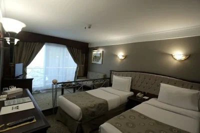 Découvrez une croisière de 3 nuits sur le nil entre luxor et assouan, avec balade en montgolfière, visite d'abou simbel, vallée des rois et temples anciens. pension complète incluse.