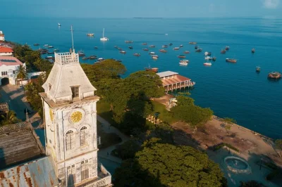 Scopri stone town a zanzibar con un tour a piedi guidato. visita la house of wonders, il forte vecchio, mercati vivaci e vicoli nascosti. prenota il tuo tour privato ora.