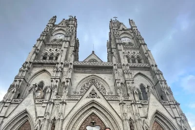 Descubre el centro histórico de quito, prueba el chocolate local y párate en la línea ecuatorial en el museo intiñan. guía privado, paradas flexibles y entradas incluidas.