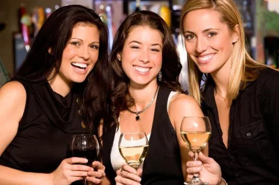 Découvrez les vins de naramata lors d’un tour depuis kelowna. dégustez des crus locaux, partagez un pique-nique charcuterie et profitez d’un transfert hôtel et d’un guide en petit groupe.