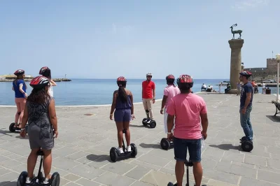 Explora rodas y su ciudad vieja en segway. visita el puerto mandraki, la calle de los caballeros, el palacio del gran maestre y más con guía local en inglés.