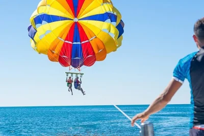 Vola sopra la spiaggia di bavaro con un tour guidato di parasailing a punta cana. ammira panorami mozzafiato della costa, trasporto da e per l’hotel e tutta l’attrezzatura di sicurezza inclusa. pr