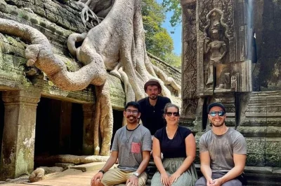 Scopri l’alba ad angkor wat, esplora le rovine nella giungla di ta prohm e visita banteay srei con una guida privata. include pick-up in hotel, acqua in bottiglia e orari flessibili.