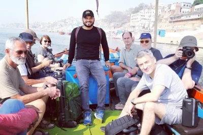 Varanasi, les ghats au lever du soleil, sadhus authentiques et sites sacrés. réservez votre guide local expert pour un accès photo privilégié et des conseils uniques.