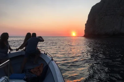 Tramonto a cabo espichel, naviga tra spiagge selvagge e grotte lungo la costa dell’arrábida, assaggia liquori locali con guida esperta. prenota ora.