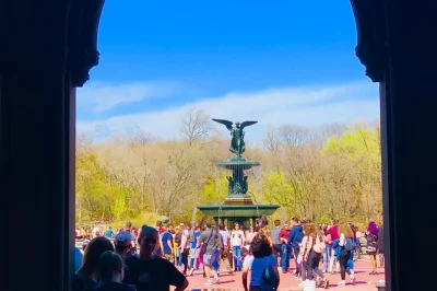 Erlebe central park im privaten pedicab mit fotostopps an bethesda fountain, bow bridge und strawberry fields. inklusive guide und kinderwagenzugang. jetzt buchen!