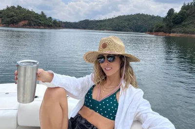 Erlebe die bunten straßen von guatapé, besteige den felsen el peñol und genieße eine private bootstour über den stausee. inklusive mittagessen, fruchtverkostung und zweisprachigem guide. jetzt bu