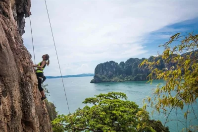 Railay beach in krabi: klettern und höhlen erkunden mit profi-guide, ausrüstung & hoteltransfer. perfekt für einsteiger, die abenteuer suchen.
