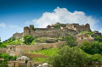 Découvrez le fort de kumbhalgarh depuis udaipur, ses impressionnantes murailles, puis partez en safari avec un guide expert. prise en charge et retour à l’hôtel inclus.