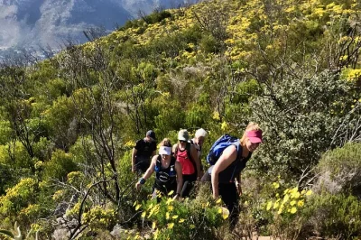 Únete a un desafío guiado de 4 días en table mountain con 13 cumbres. camina, corre o recorre los senderos icónicos de ciudad del cabo con guías expertos, comidas y experiencias locales.