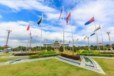 Descubre putrajaya en una excursión guiada de medio día. visita la mezquita putra, contempla perdana putra, pasea por el puente putra y explora parques exuberantes con un conductor local.