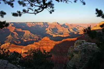 Disfruta del atardecer en el gran cañón en una excursión guiada desde sedona. incluye recogida en hotel, cena y paradas en cameron trading post y miradores panorámicos. reserva ya.