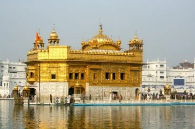 Descubra o templo dourado de amritsar, jallianwala bagh e a vibrante cerimônia da fronteira de wagah com guia local. almoço punjabi e transfers inclusos. reserve já.
