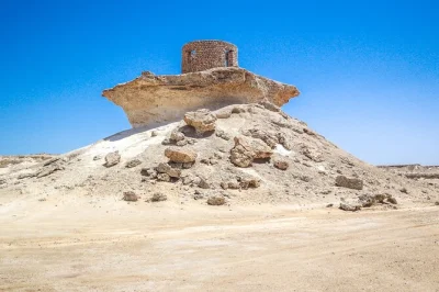 Découvrez la côte sauvage ouest du qatar avec une visite privée à zekreet et dukhan. inclut umbrella rock, la sculpture de richard serra, guide et prise en charge. réservez vite.