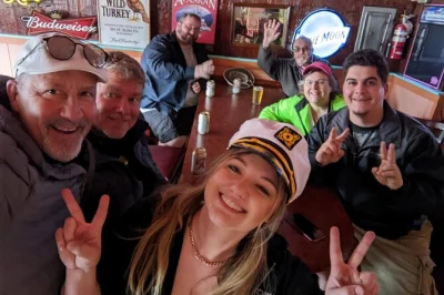 Erlebe ketchikans echten charme bei einem pub crawl zu fuß: genieße coole drinks, spannende geschichten und triff einheimische. inklusive getränke und flexiblem ablauf.