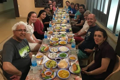 Recorre hue en moto, contempla los arrozales, visita sitios históricos y disfruta de un almuerzo vegetariano con monjas. guías locales. una experiencia única en hue.