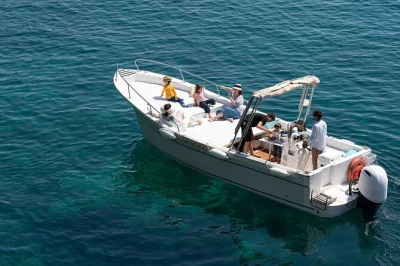 Sinta a brisa do mar em salento, explore as grutas costeiras de capo di leuca de barco e faça snorkel em enseadas escondidas — equipamento e guia local inclusos.