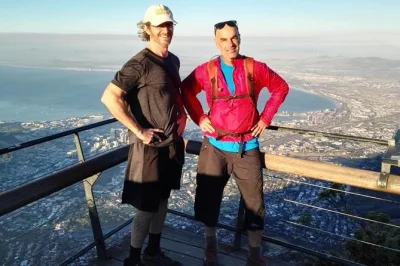 Disfruta del amanecer en table mountain, ciudad del cabo, con una caminata guiada. incluye snacks, agua embotellada y recogida en hotel. reserva ya para vistas únicas al despertar.