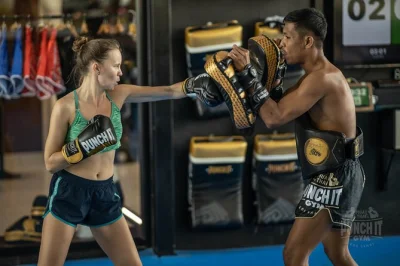 Entrena muay thai en bangkok con un luchador local auténtico. clase privada, equipo incluido y adaptada a todos los niveles. reserva ya tu lugar.