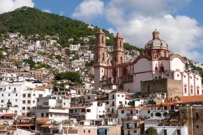Scopri le strade acciottolate di taxco, visita un laboratorio di gioielli in argento e assaggia il mezcal in questa escursione guidata da città del messico. trasporto incluso.