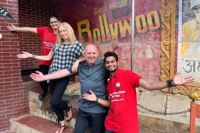 Découvrez mumbai en une journée : dabbawalas, bidonville de dharavi, dhobhi ghat, lieux mythiques de bollywood et les sites phares. guide privé, prise en charge à l’hôtel, entrées incluses.