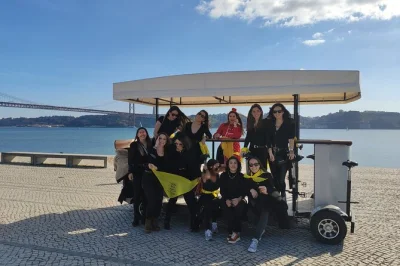 Explore a orla de lisboa em um beer bike com amigos. deguste cerveja, sangria ou rosé enquanto passa pelos pontos de belém. garanta sua vaga!