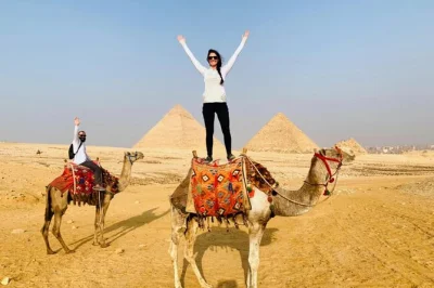 Découvrez les pyramides de gizeh, le sphinx, saqqara et memphis avec un guide local. transfert privé, prise en charge à l’hôtel et eau incluse. réservez votre aventure au caire dès maintenant.
