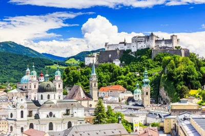 Suba de funicular até a fortaleza de hohensalzburg, evite filas e explore o centro histórico de salzburg com um guia local. inclui traslado e ingressos.