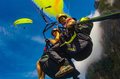 Survolez la côte de rio avec un pilote pro, profitez d’un transport privé sécurisé et repartez avec vos photos gopro. accessible aux fauteuils roulants. réservez votre vol en parapente dès mai