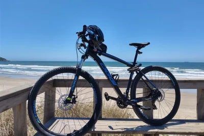 Partez à l’aventure à praia do rosa avec la livraison de votre vélo, casque, antivol et sac inclus. explorez les pistes entre garopaba et imbituba avec un soutien local et une récupération flex