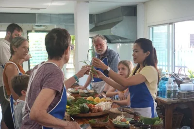 Disfruta una clase práctica de cocina tailandesa en chiang mai en baan thai cookery school. grupos pequeños, instructores locales y menús flexibles—incluye recogida y bebidas.