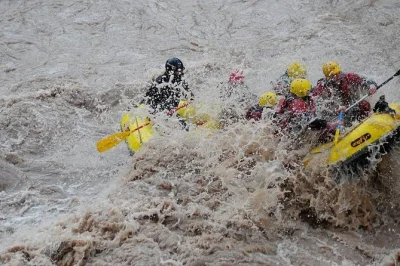 Siente la adrenalina en un rafting guiado por el río mendoza con traslado desde la ciudad. incluye equipo, guías expertos y rápidos de montaña. reserva ya.