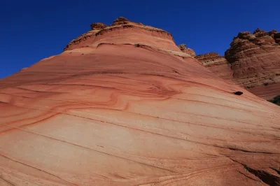 Explore as formações remotas de teepees perto da wave rock em kanab. sem necessidade de permissão. caminhada em grupo pequeno, geologia única e trilhas tranquilas esperam por você.