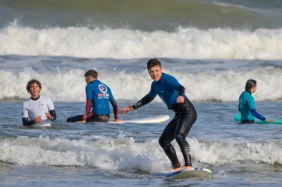 Disfruta tu primera ola en cape town con una clase privada de surf. equipo completo, accesible para sillas de ruedas y profesor local experto. reserva ya.