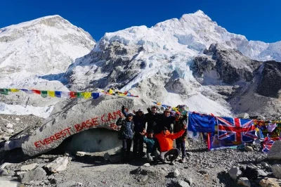 Scopri il trekking al campo base everest con guida locale, pasti inclusi e lodge confortevoli. pausa tè e staff di supporto garantiti. prenota ora il tuo viaggio sull’himalaya.
