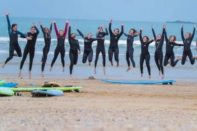Essaouira surfen lernen mit einem entspannten gruppenkurs und erfahrenem lokalen lehrer. alles inklusive, flexibel und für anfänger geeignet. jetzt platz sichern!
