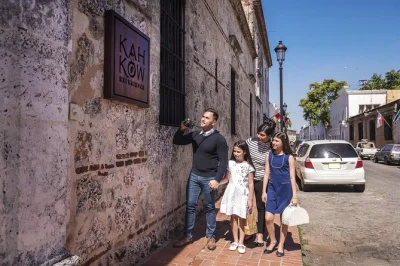 Scopri il frutto del cacao, crea il tuo cioccolato e impara dai locali nel cuore coloniale di santo domingo. accessibile in sedia a rotelle. prenota ora il tuo posto.