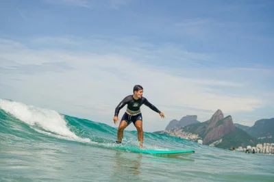 Apprenez à surfer à la plage d’arpoador à rio avec un moniteur local. matériel inclus, petits groupes, vagues faciles et ambiance surf authentique. réservez vite votre place.