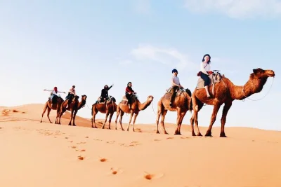 Attraversa il deserto del sahara da fez a marrakech, cavalcando cammelli tra le dune di merzouga, dormendo sotto le stelle e attraversando le montagne dell’atlante. con guida locale e trasferimenti 