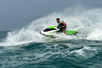 Buchen sie eine 60-minütige jet-ski-tour in dubai. sehen sie ain dubai & das atlantis hotel, erhalten sie kostenlose handyfotos und genießen sie die küste mit einem ortskundigen guide. für alle fi