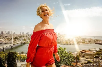 Scatta momenti autentici nelle vivaci strade di istanbul con un fotografo locale. include servizio fotografico privato, consigli su pose e 30 ritratti ritoccati.