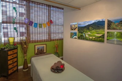 Réservez un massage en couple de 90 minutes à honolulu. détendez-vous ensemble avec des thérapeutes certifiés, des pierres chaudes et des huiles de noix de coco bio près d’ala moana et ward av