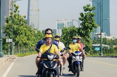 Explore os becos de ho chi minh de scooter pela manhã, prove comidas típicas com guia local e aproveite o transfer do hotel. garanta já essa experiência autêntica.