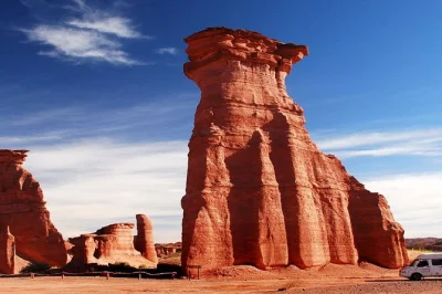 Descubre los cañones de talampaya y los paisajes lunares del valle de la luna con guía local. incluye traslado desde el hotel, transporte con aire acondicionado y relatos inolvidables. reserva ya.