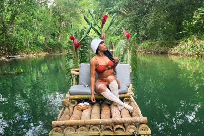 Disfruta un paseo en balsa de bambú por el río great en jamaica, prueba un masaje tradicional de pies con piedra caliza y escucha historias locales con tu guía. reserva ya esta escapada de medio d