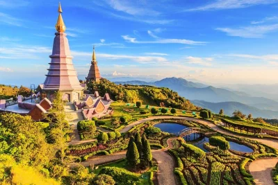 Descubre doi inthanon desde chiang mai: cascadas, café de tribus locales y senderos de montaña. incluye recogida en hotel, almuerzo y guía local amable.