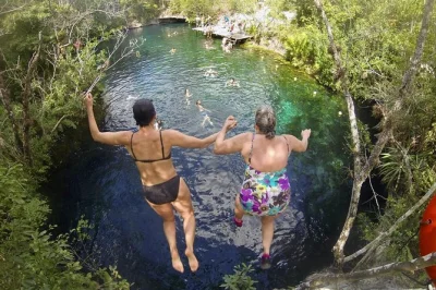 Scopri i cenotes vicino a tulum: nuota, fai zipline e canoa con guida locale. include trasferimento hotel, pranzo tradizionale e ingressi. prenota ora!