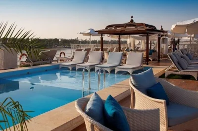 Sobrevoe luxor ao amanhecer em balão, navegue pelo nilo até aswan com guia egiptólogo e descubra templos antigos. inclui traslado e refeições.