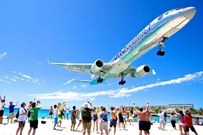 Veja aviões voando baixinho em maho beach, tire fotos do alto da colina em cole bay e ouça histórias locais neste tour em st maarten com transporte com ar-condicionado e busca no hotel.